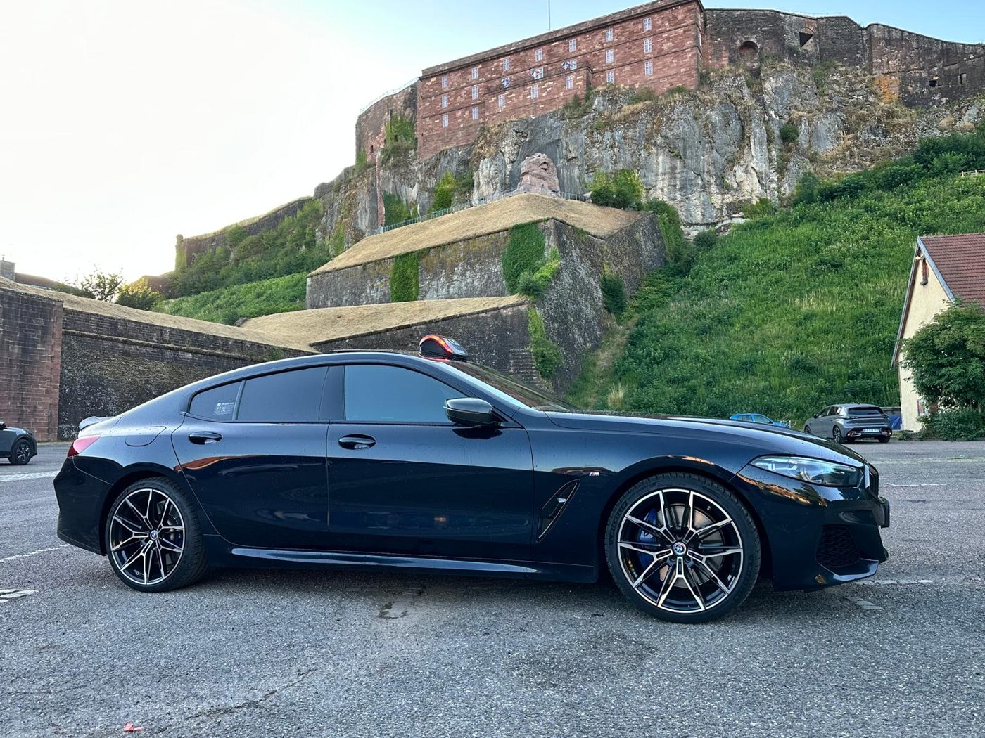 BMW Série 8 Gran Coupé Taxi Dam's devant la Citadelle de Belfort